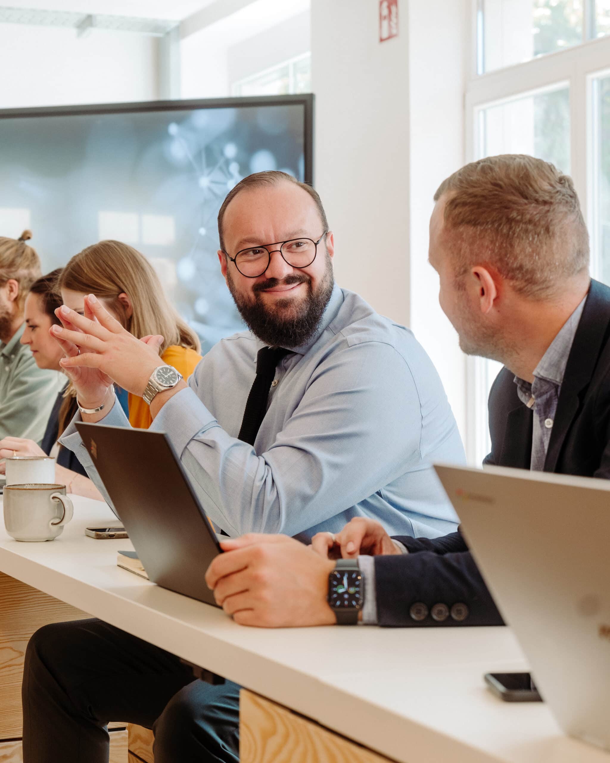 Teilnehmer in einer lebhaften Diskussion während eines Trainings in der Transformation Academy von ATHEM.